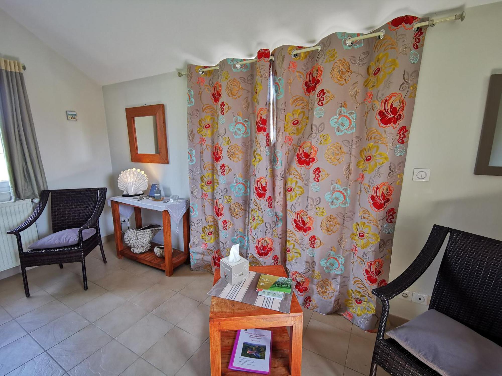 Les Marronniers Hotel Cambremer Ruang foto